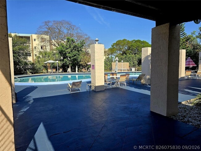 Building Photo - 2860 Somerset Dr