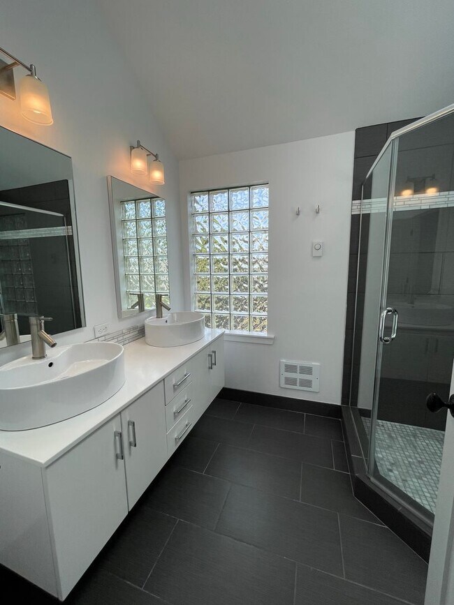 Building Photo - 4Bd/2.5Ba Seattle House