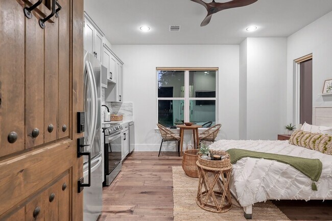 Building Photo - 15937 Stagecoach Rd