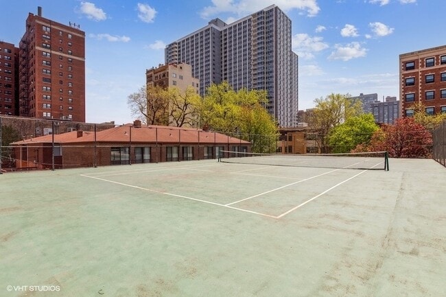 Building Photo - 4343 N Clarendon Ave