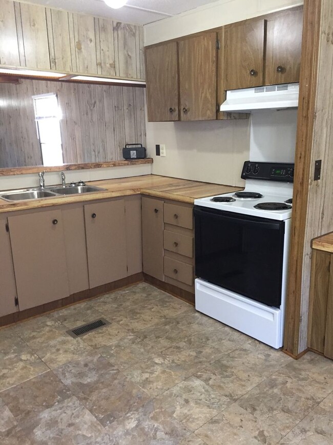 Building Photo - 2 Bedrooms, 1 Bath Mobile Home