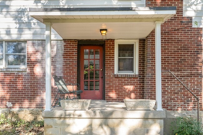 Primary Photo - Green Hills Apartment for Rent!
