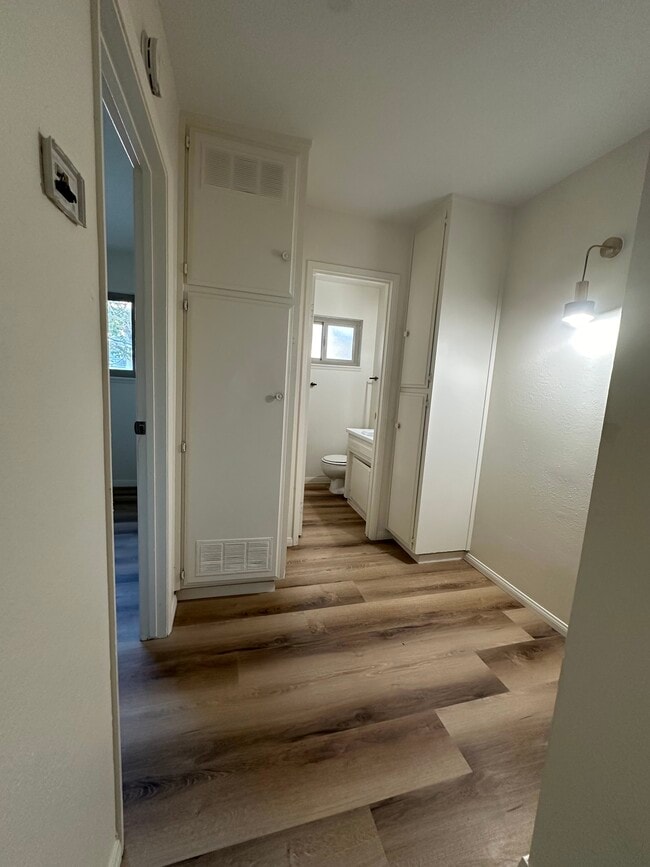 Building Photo - 519 E Ridgecrest Blvd