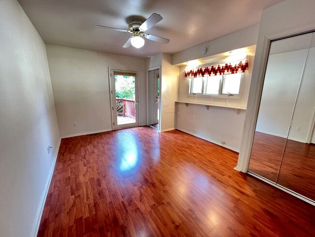 Building Photo - 3 bed 3 bath available!