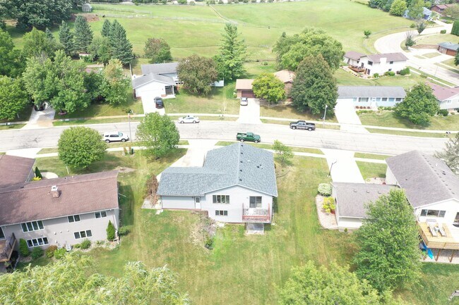 Building Photo - 624 Meadow Run Dr SW