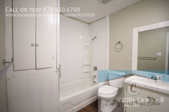 Building Photo - Recently renovated 1 bed, 1 bath apt - was...