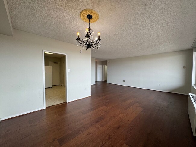 Building Photo - Bright and Spacious 1 Bed 1 Bath Condo Wit...