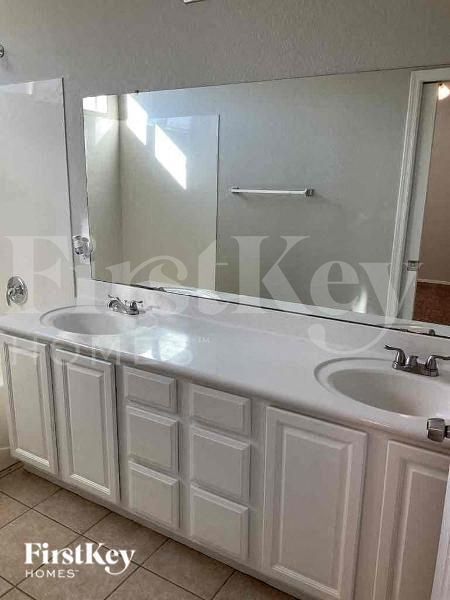 Building Photo - 873 E Cherry Hills Dr