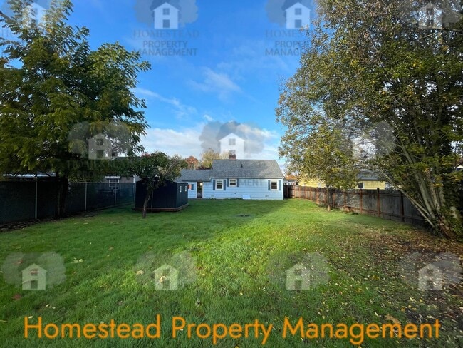 Building Photo - CHECK OUT THIS HUGE YARD!