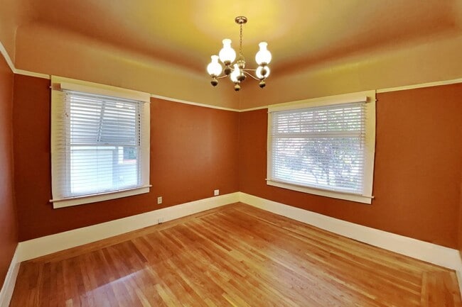 Building Photo - Charming Lank Park Bungalow