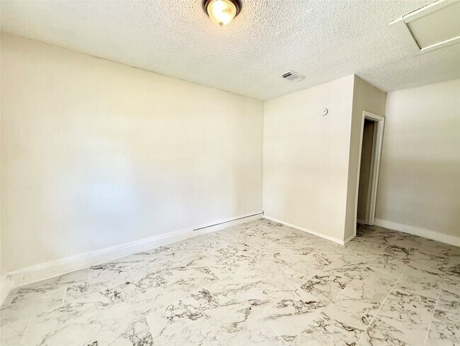 Building Photo - 5315 Newkirk Ln