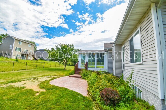 Building Photo - 3 bedroom 2 bath Single Family Home