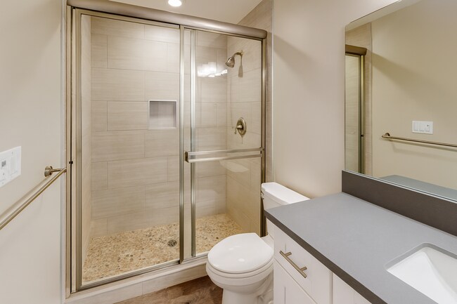 Building Photo - 7 Bed 3 Bath House on Tipton- Great for Big Groups!!