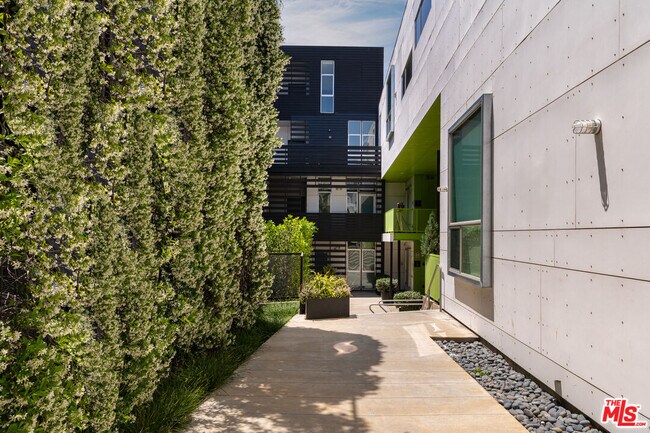 Building Photo - 825 Kings Rd