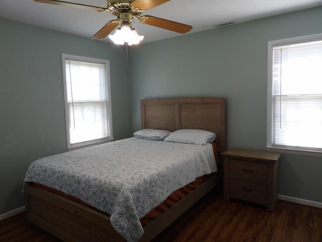 Building Photo - 917 9th Ave S