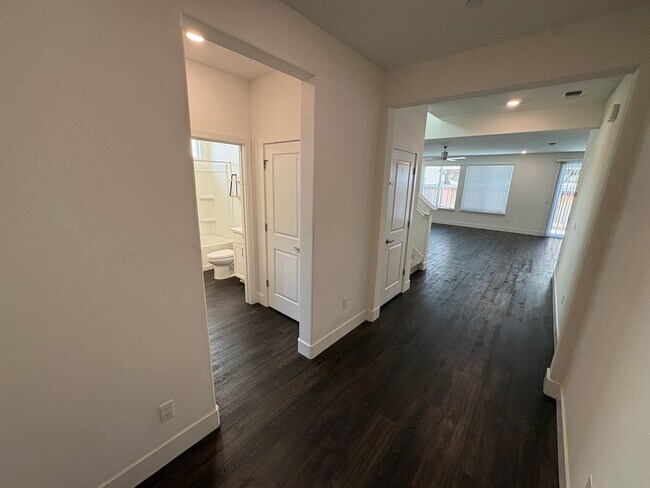 Building Photo - Beautiful 4 Bed 3 Full Bath Home with Solar in Brentwood