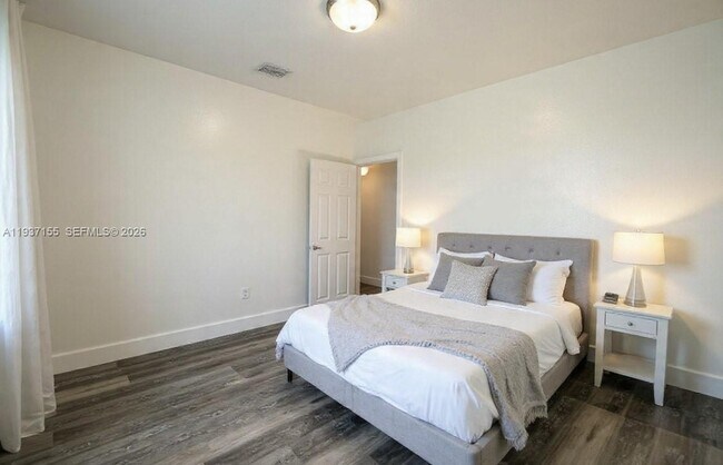 Building Photo - 230 SE 29th Ave