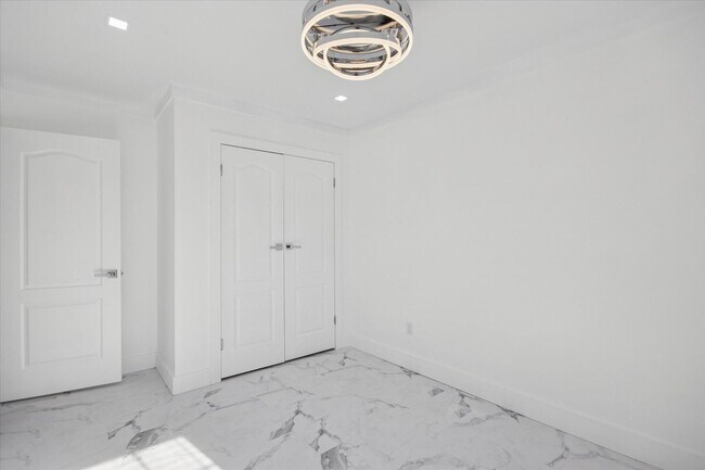 Building Photo - $200 RENT CREDIT | AVAILABLE NOW!