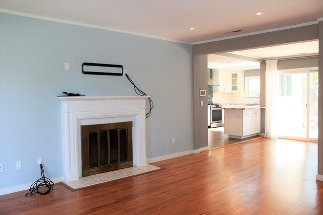Building Photo - Beautifully Renovated San Mateo Bungalow w...
