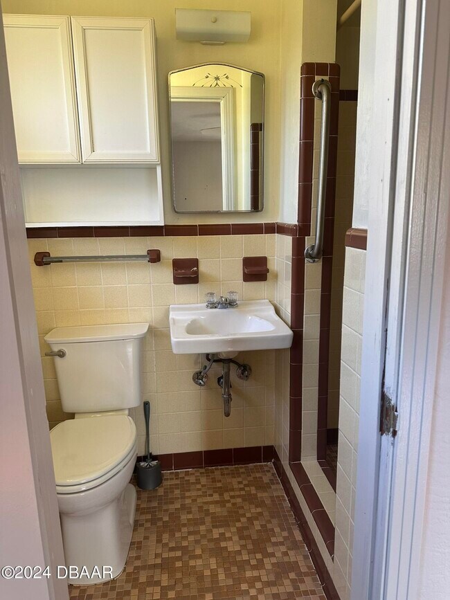 Building Photo - 736 White St