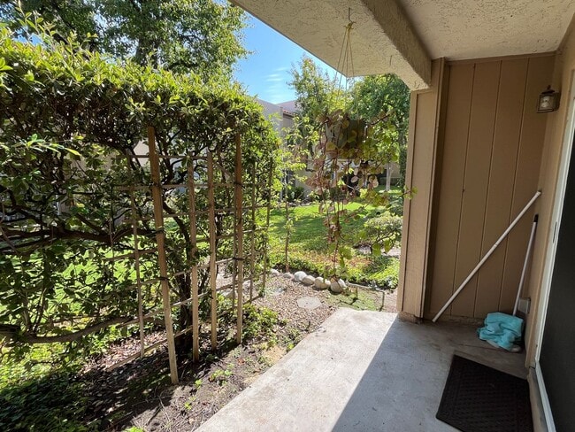 Building Photo - 1st floor condo w/pool, spa, clubhouse, te...