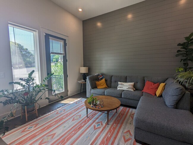 Building Photo - Modern Condo in the heart of East Nashville, just steps from South Inglewood Park!