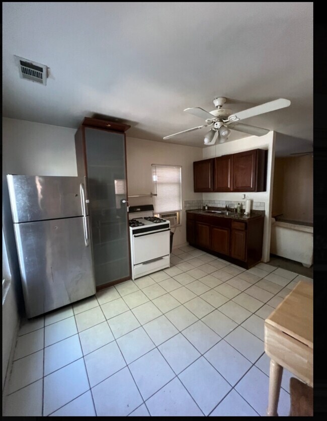 Building Photo - 821 N Hermitage Ave