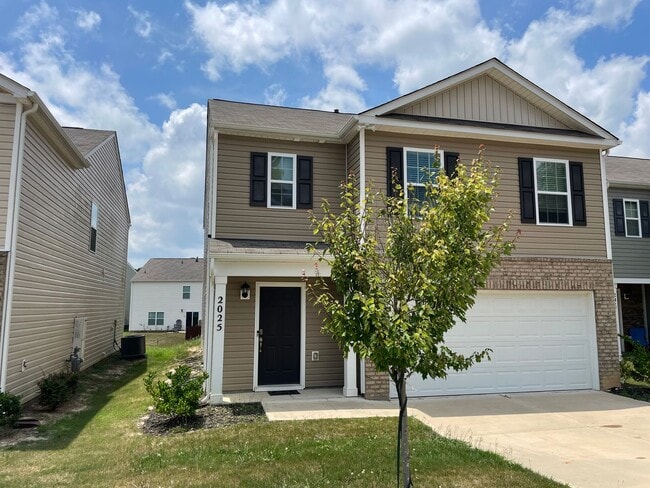 Building Photo - Fantastic FIVE Bedroom THREE FULL baths Ho...