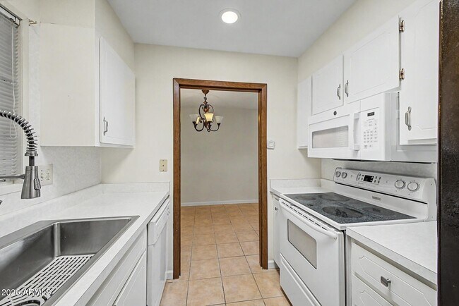 Building Photo - 13622 N 98th Ave