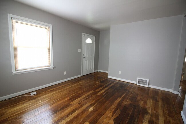 Building Photo - Bungalow Home in Wayne