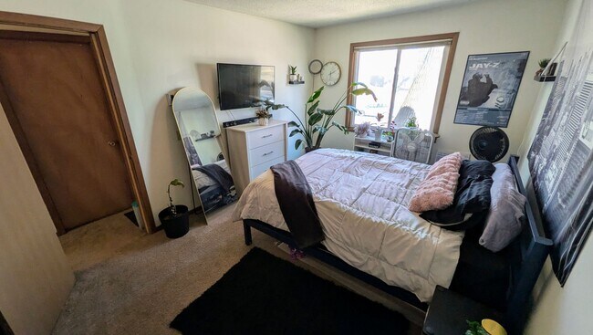 Building Photo - Spacious 3-Bedroom -- Available July 1st!