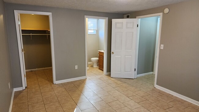 Building Photo - 3 bedroom with bonus room