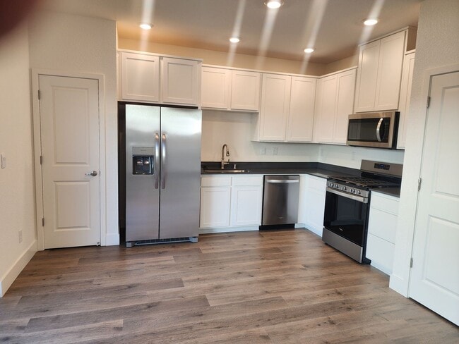 Building Photo - BRAND NEW 4 BEDROOM