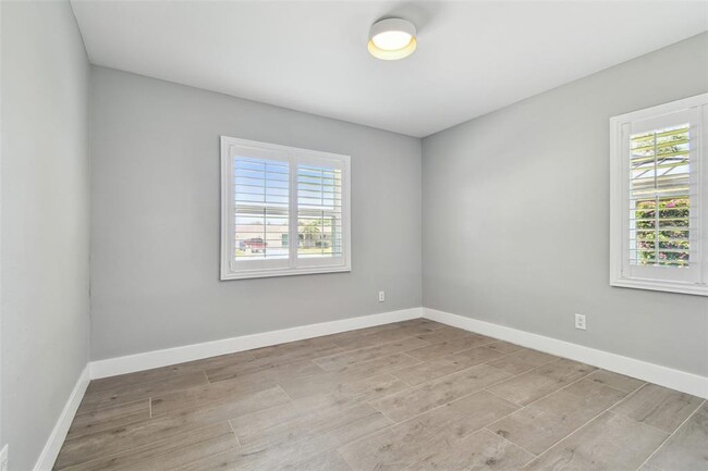 Building Photo - 3913 Fontainebleau Dr