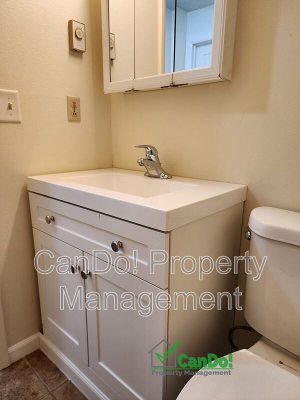 Building Photo - 230 Carol Dr