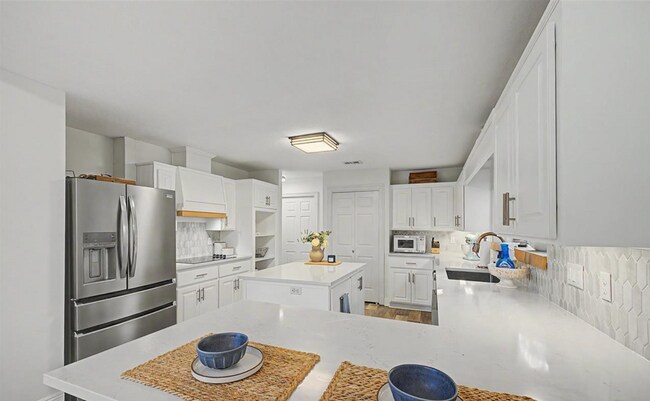 Building Photo - 4596 Bayside Dr