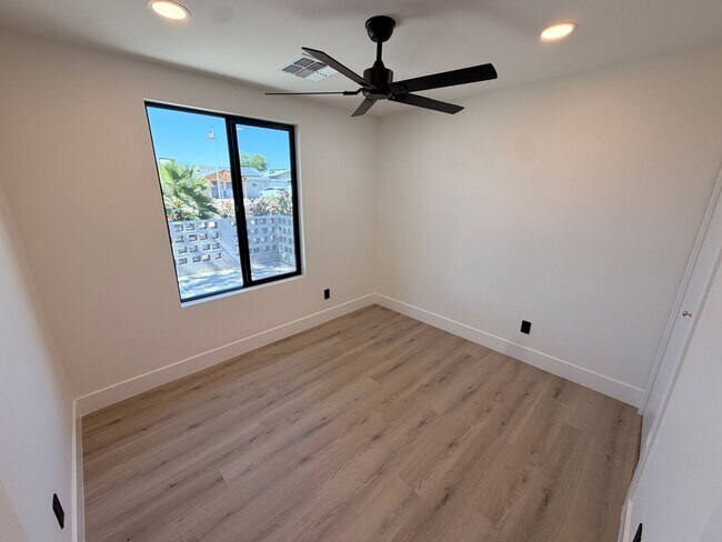 Building Photo - Updated 3 Bed / 2Bath Northeast Phoenix Home Ready for Immediate Move In w/ NO Carpet!