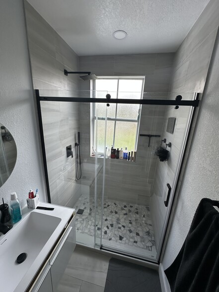 Master bathroom - 1481 SE 25th Ter