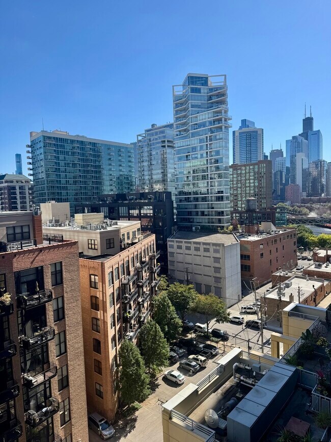Building Photo - 720 N Larrabee St