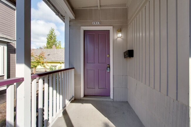 Building Photo - 1913 SE Stark St