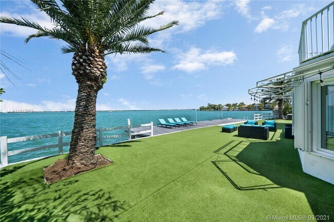 Building Photo - 1413 N Venetian Way