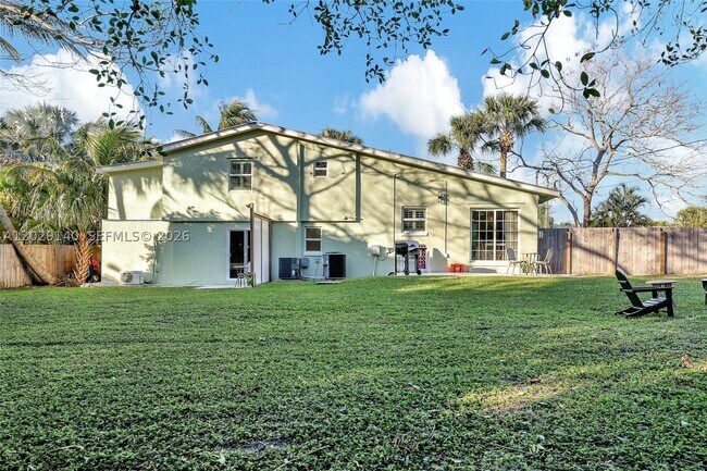 Building Photo - 240 SE Tressler Dr