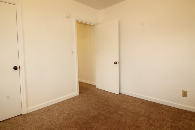 Building Photo - Comfort and Convenience in NE Bend. Pet-Fr...