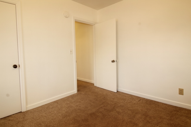 Building Photo - Comfort and Convenience in NE Bend. Pet-Friendly, 2-Bedroom Gem!