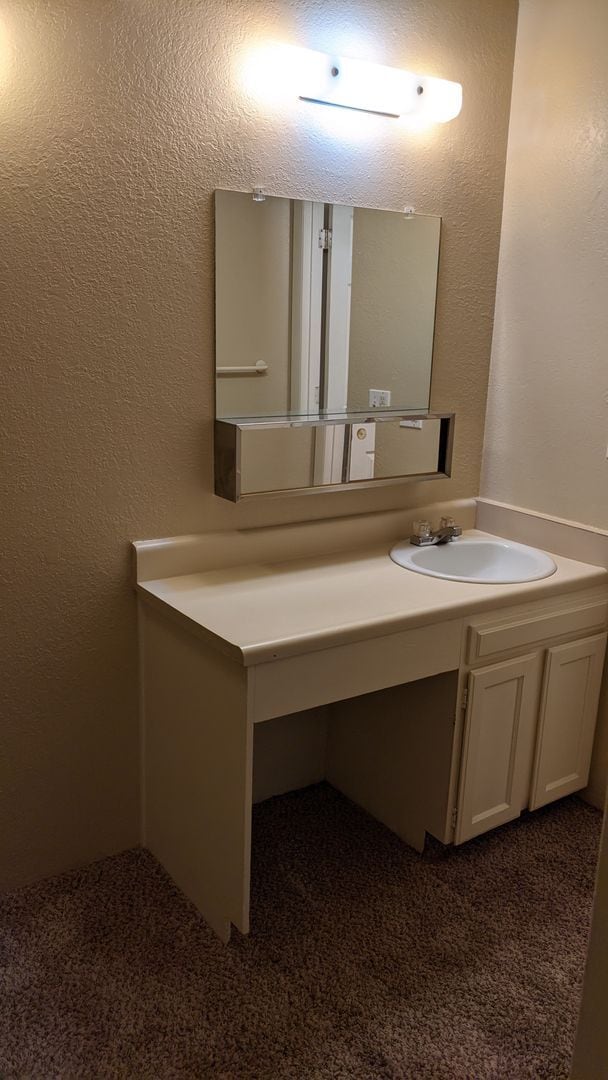 Building Photo - NICE 2-BEDROOM, 2-BATHROOM TOWNHOME WITH F...