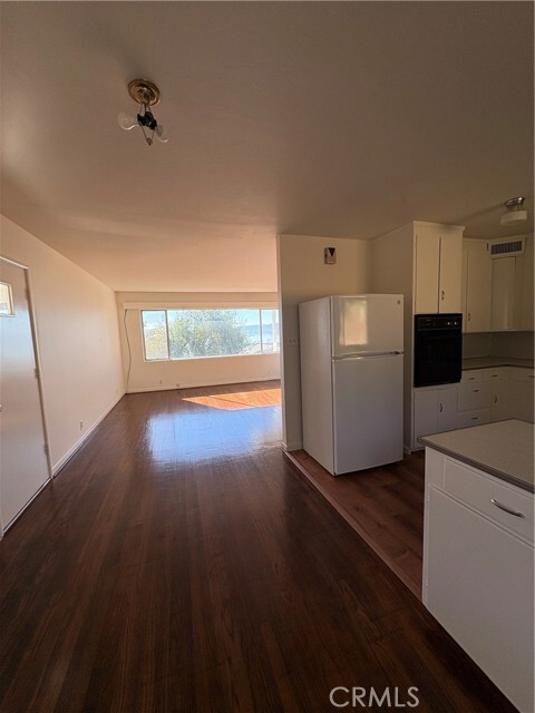 Building Photo - 4096 Lakeshore Blvd