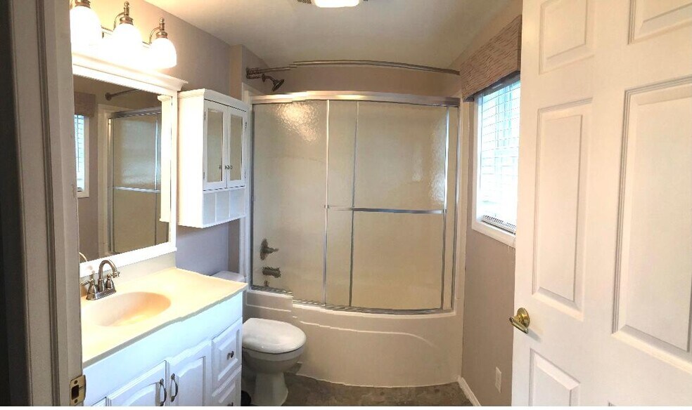 Full bathroom - 1153 Vine St