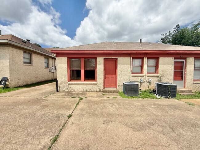 Building Photo - Charming Downtown Living in Tyler! 1 Bedroom 1 Bath! Available Now!