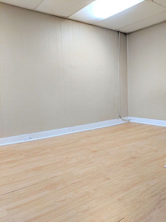 Building Photo - 3633 E Squire Ave