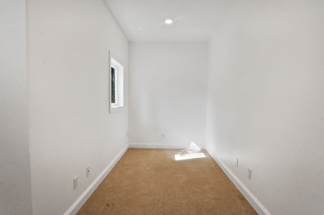 Building Photo - Pool/ Waterfront/ Custom Home in Waterways!